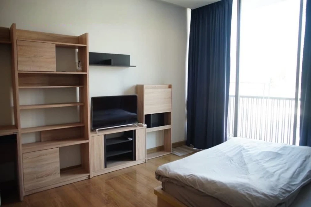 Quad Sathon for sale. Separate kitchen, spacious balcony perfect for drying clothes. Fully furnished with appliances. Book now!
