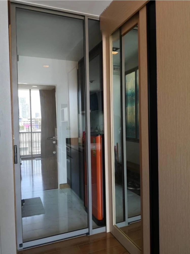 Quad Sathon for sale. Separate kitchen, spacious balcony perfect for drying clothes. Fully furnished with appliances. Book now!