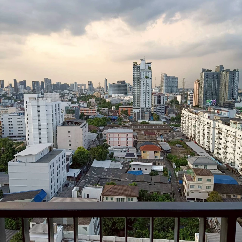 Quinn Ratchada 17 for sale, balcony facing out, open view, no buildings blocking, room does not face the main road, so there is no traffic noise, rese