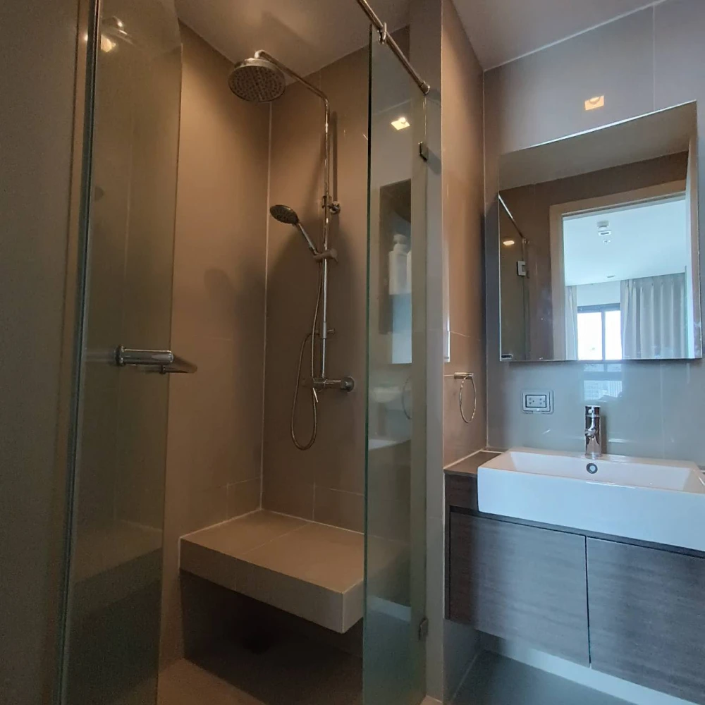 Quinn Ratchada 17 for sale, balcony facing out, open view, no buildings blocking, room does not face the main road, so there is no traffic noise, rese