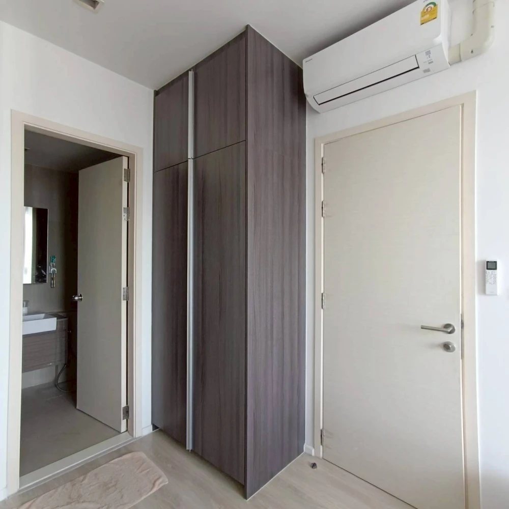 Quinn Ratchada 17 for sale, balcony facing out, open view, no buildings blocking, room does not face the main road, so there is no traffic noise, rese