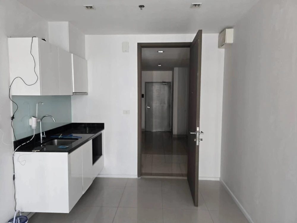 For Sale: Quinn Ratchada 17, Building A, 10th Floor. Pool-facing view. Comfortable and private living—book now!