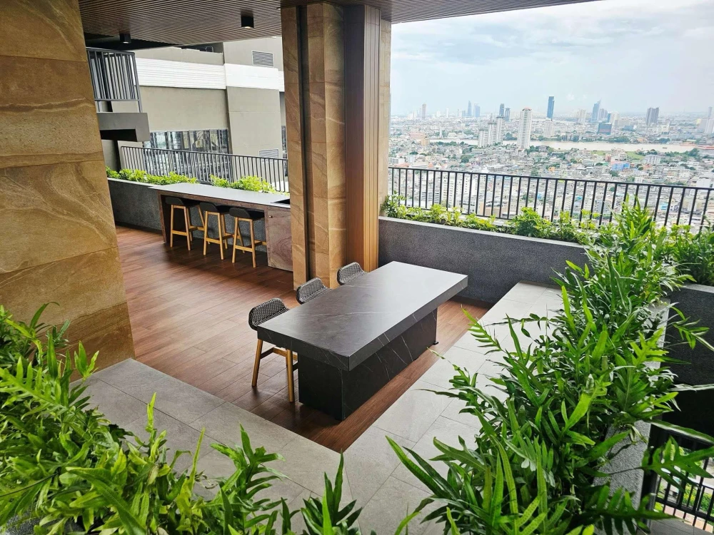 Selling Quintara MHy’DEN Pho Nimit. River view, good ventilation, not hot, no room opposite when you open the door. Grab it now!