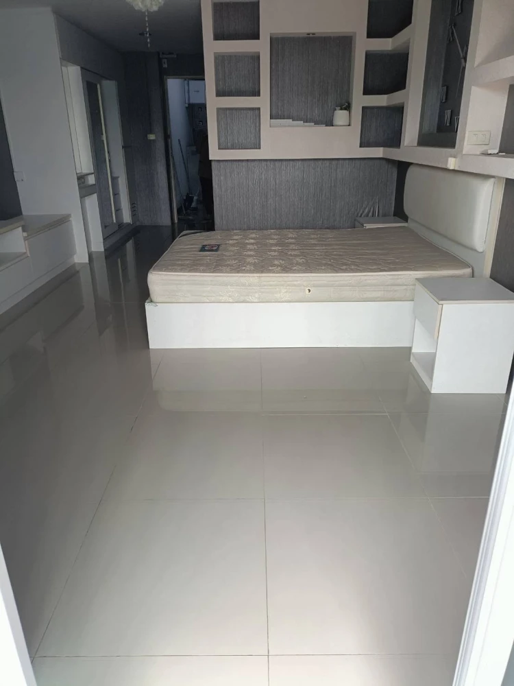 Selling a corner unit at Ratchada Prestige Ladprao, offering privacy and high-quality built-in furniture. Book now!