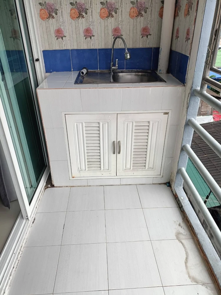Selling a corner unit at Ratchada Prestige Ladprao, offering privacy and high-quality built-in furniture. Book now!