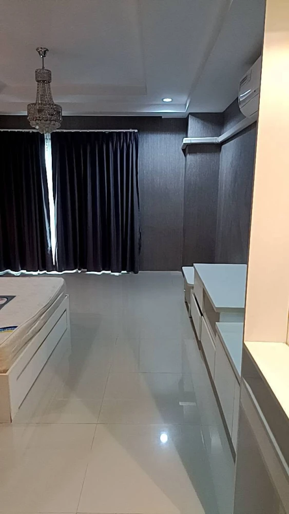 Selling a corner unit at Ratchada Prestige Ladprao, offering privacy and high-quality built-in furniture. Book now!