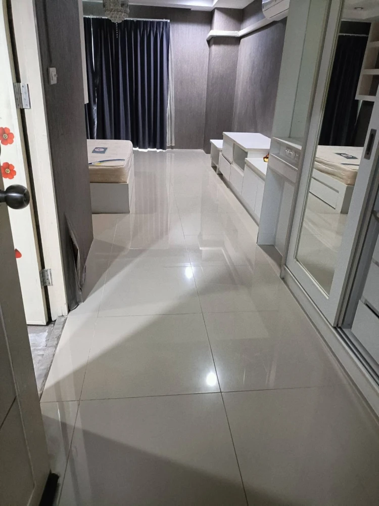 Selling a corner unit at Ratchada Prestige Ladprao, offering privacy and high-quality built-in furniture. Book now!