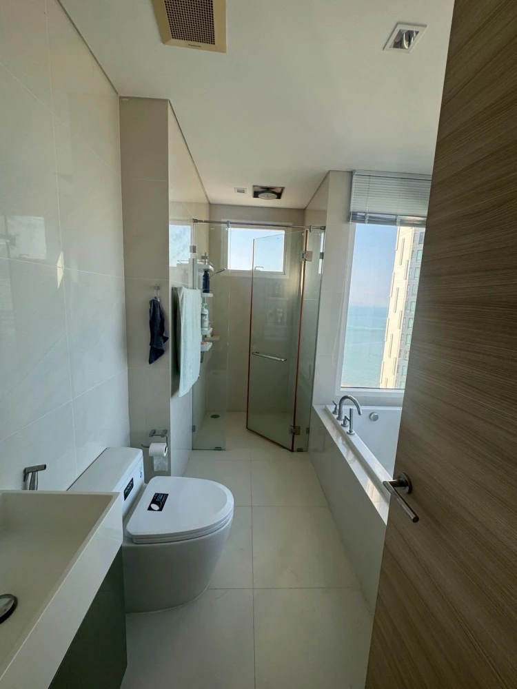 Selling a 2-bedroom, 2-bathroom condo at Reflection Jomtien Beach Pattaya. The rooms are very spacious and come fully furnished with appliances; ready