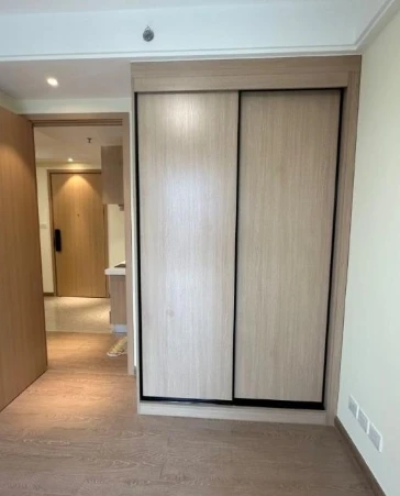 Selling Regal Sathorn-Narathiwat, 8th floor, spacious unit. Interested in owning one? Book now!