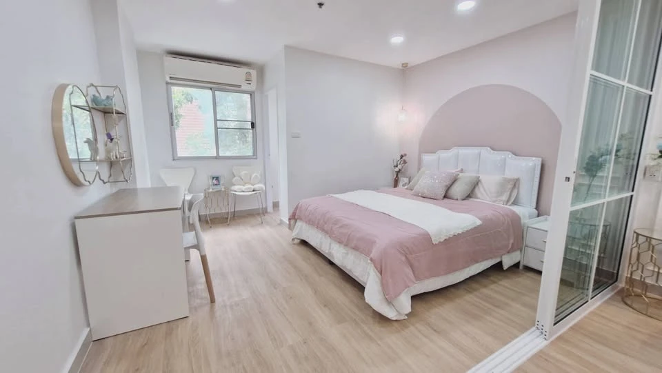 Selling Regent Home 1 Phaholyothin 67, 4th floor unit, pastel-themed decoration, fully furnished, great location. Book now!