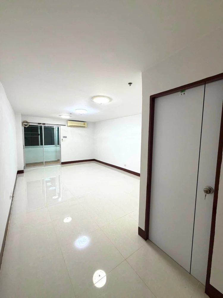 Selling Regent Home 1 Phaholyothin 67, 8th floor unit. Excellent location, convenient transportation. Book now! images