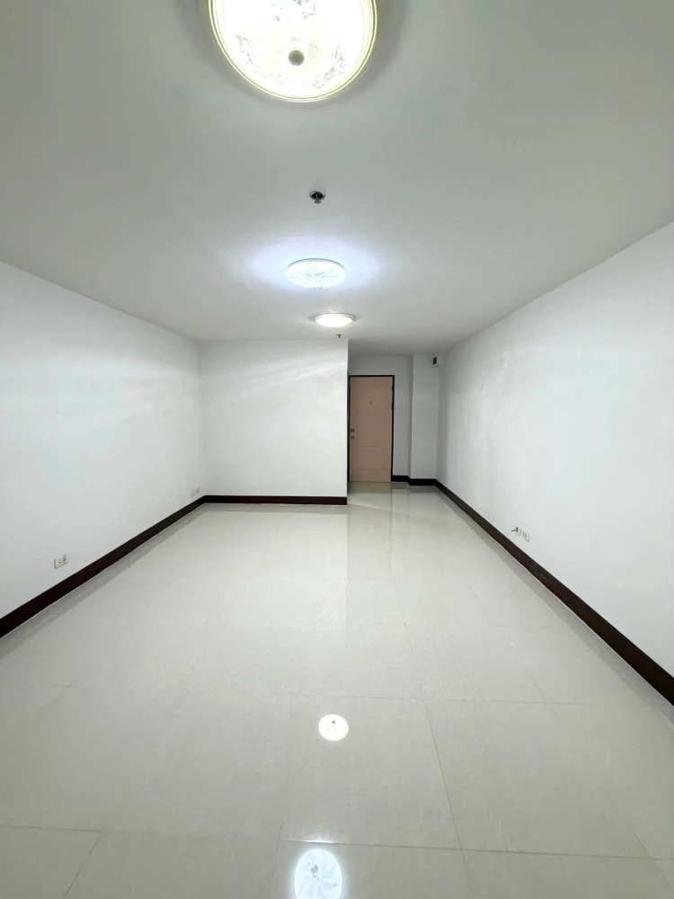 Selling Regent Home 1 Phaholyothin 67, 8th floor unit. Excellent location, convenient transportation. Book now!