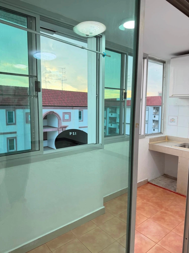 Selling Regent Home 1 Phaholyothin 67, 8th floor unit. Excellent location, convenient transportation. Book now!