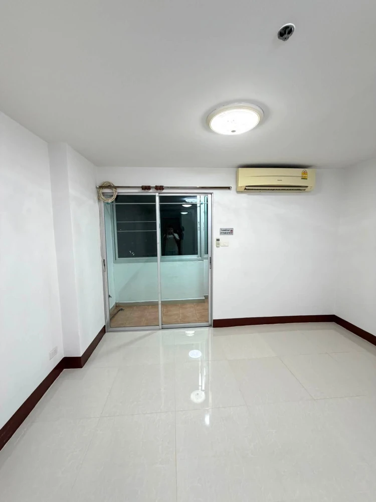 Selling Regent Home 1 Phaholyothin 67, 8th floor unit. Excellent location, convenient transportation. Book now!