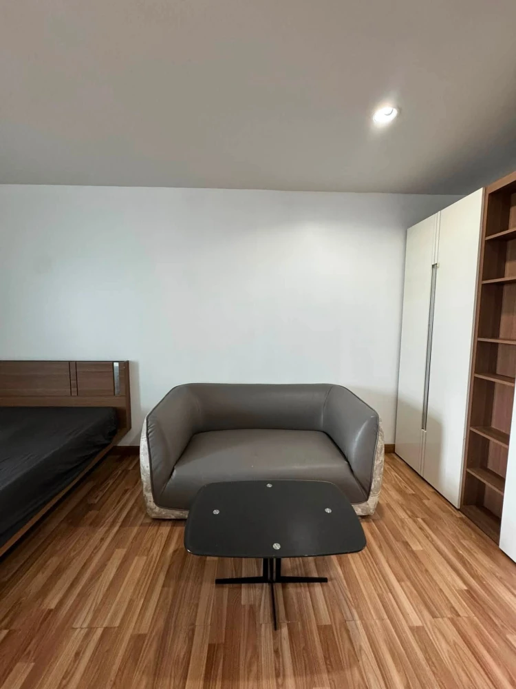 Selling Regent Home 13 Sukhumvit 93. The unit comes with a balcony with added glass windows and a lockable system. Ready to move in with just your bel