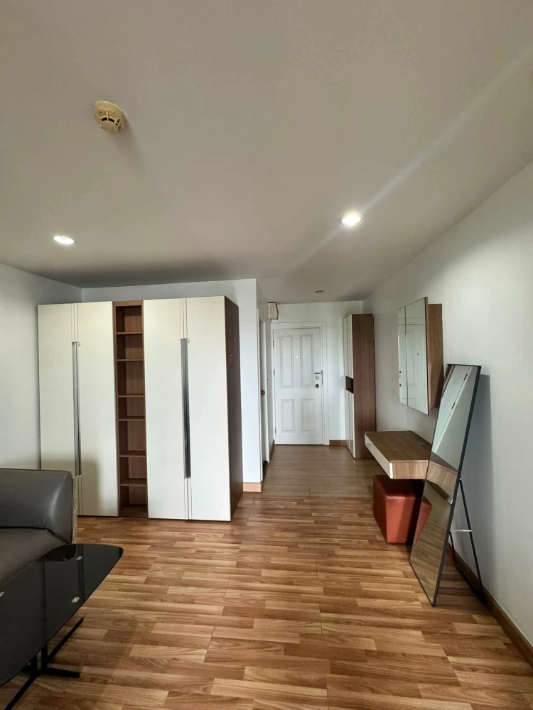 Selling Regent Home 13 Sukhumvit 93. The unit comes with a balcony with added glass windows and a lockable system. Ready to move in with just your bel