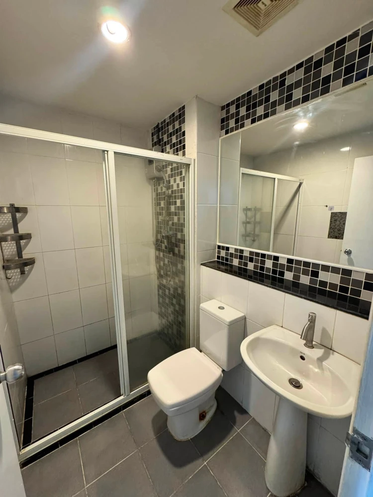 Selling Regent Home 13 Sukhumvit 93. The unit comes with a balcony with added glass windows and a lockable system. Ready to move in with just your bel