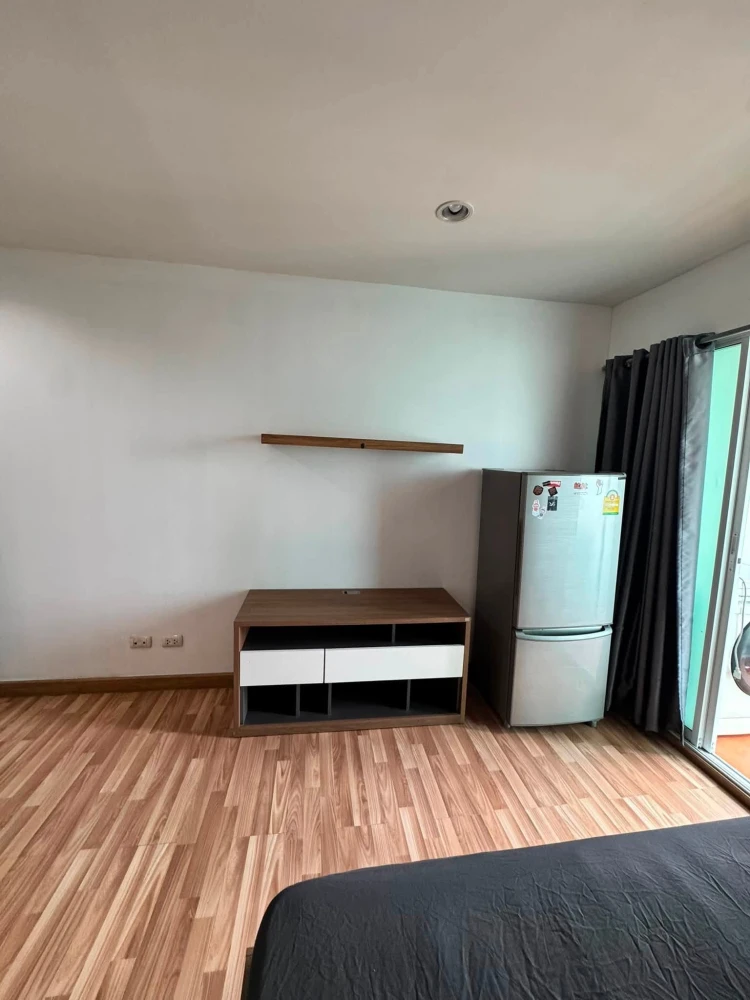 Selling Regent Home 13 Sukhumvit 93. The unit comes with a balcony with added glass windows and a lockable system. Ready to move in with just your bel