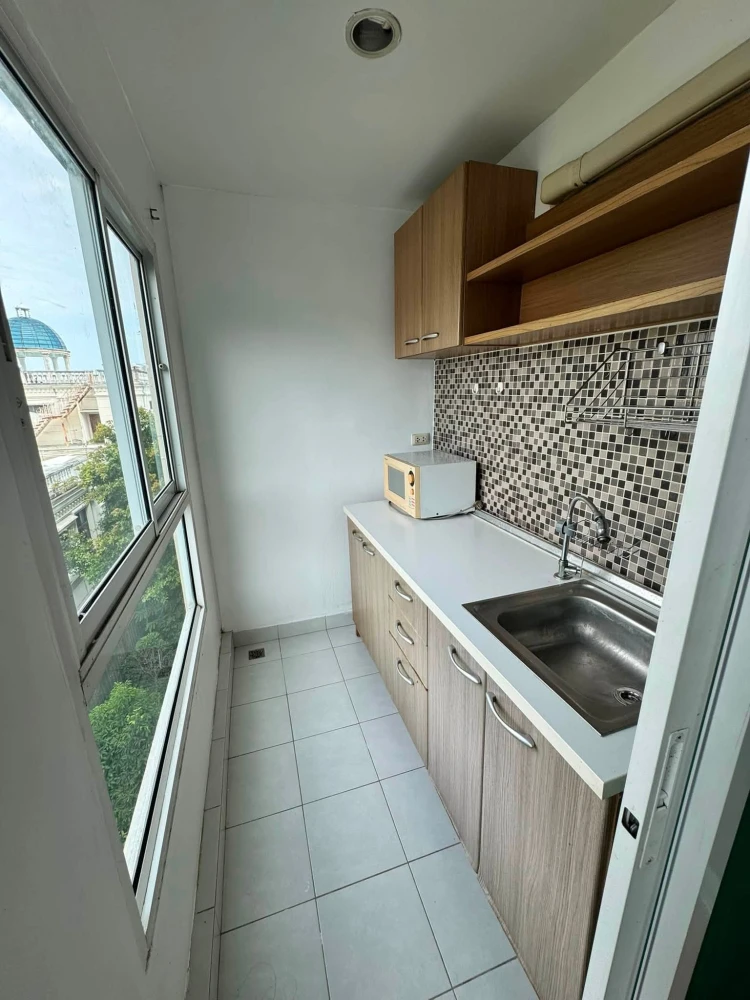 Selling Regent Home 13 Sukhumvit 93. The unit comes with a balcony with added glass windows and a lockable system. Ready to move in with just your bel