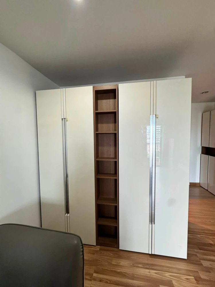 Selling Regent Home 13 Sukhumvit 93. The unit comes with a balcony with added glass windows and a lockable system. Ready to move in with just your bel