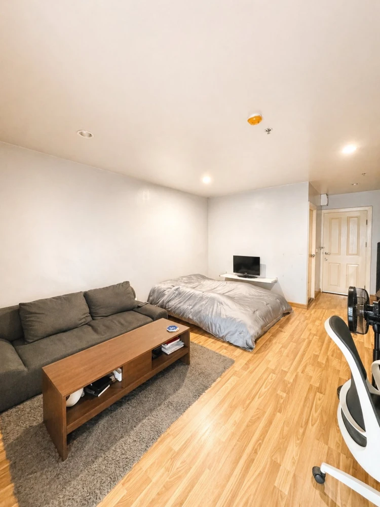 Selling Regent Home 15 Chaengwattana, studio room. The room stays cool all day with just a fan. Balcony with pool view. Book now!