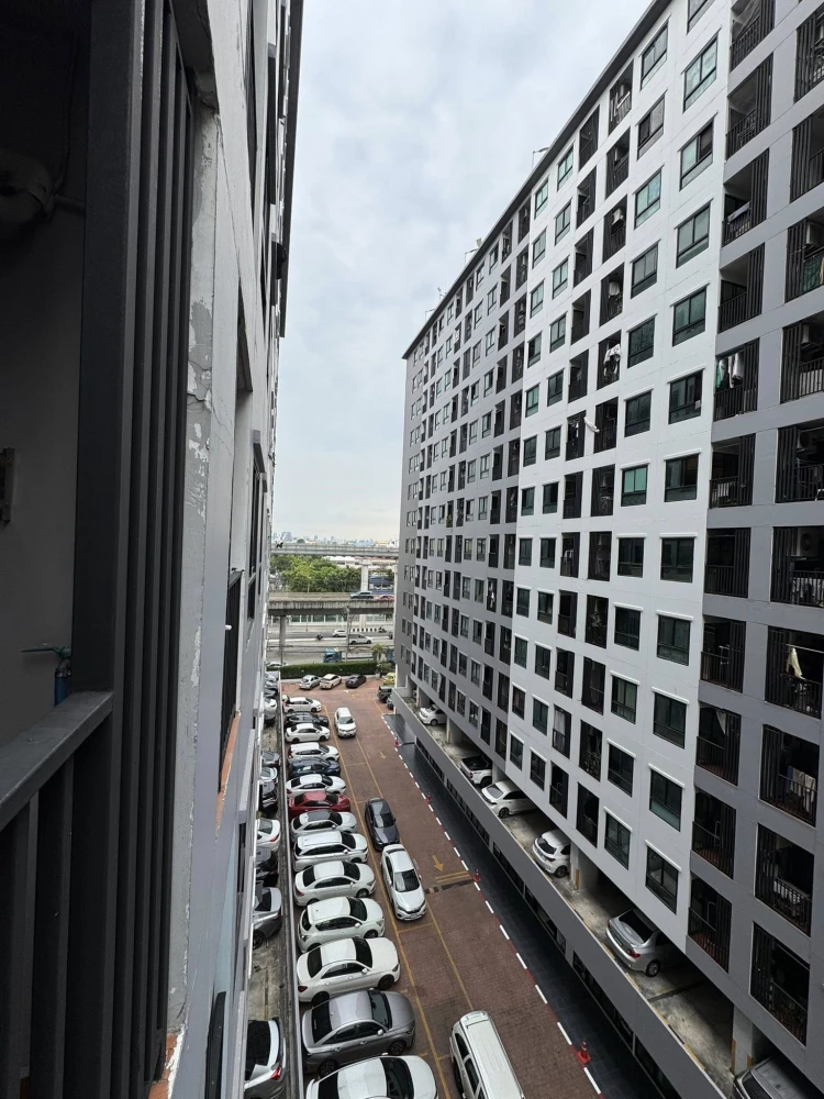 Selling Regent Home 15 Chaengwattana, studio room. The room stays cool all day with just a fan. Balcony with pool view. Book now!