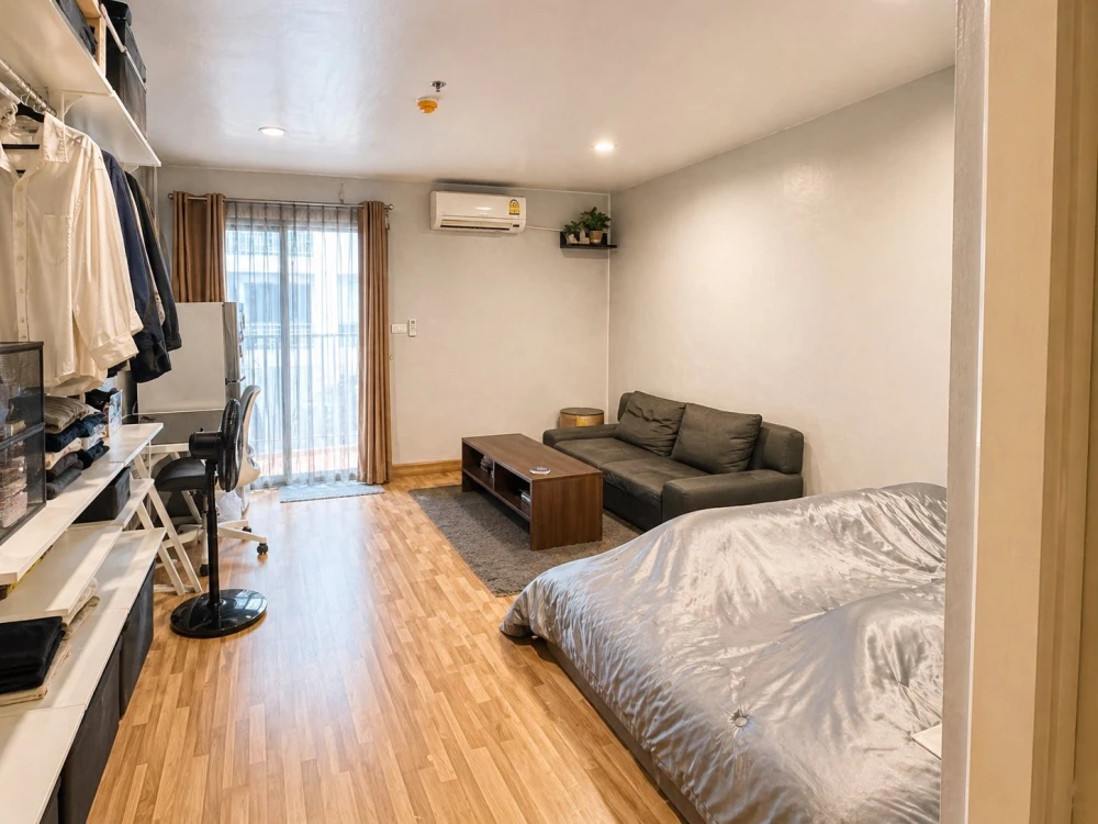 Selling Regent Home 15 Chaengwattana, studio room. The room stays cool all day with just a fan. Balcony with pool view. Book now!
