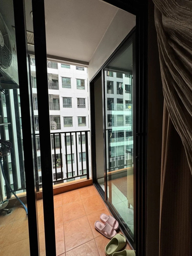 Selling Regent Home 15 Chaengwattana, studio room. The room stays cool all day with just a fan. Balcony with pool view. Book now!