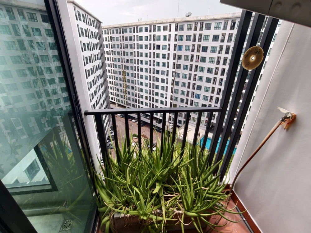 For Sale: Regent Home 18 Chaeng Watthana-Lak Si, Building F, 12th Floor. This is a combined unit offering a very spacious layout—comfortable and airy.