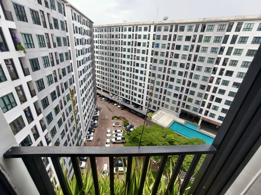For Sale: Regent Home 18 Chaeng Watthana-Lak Si, Building F, 12th Floor. This is a combined unit offering a very spacious layout—comfortable and airy.