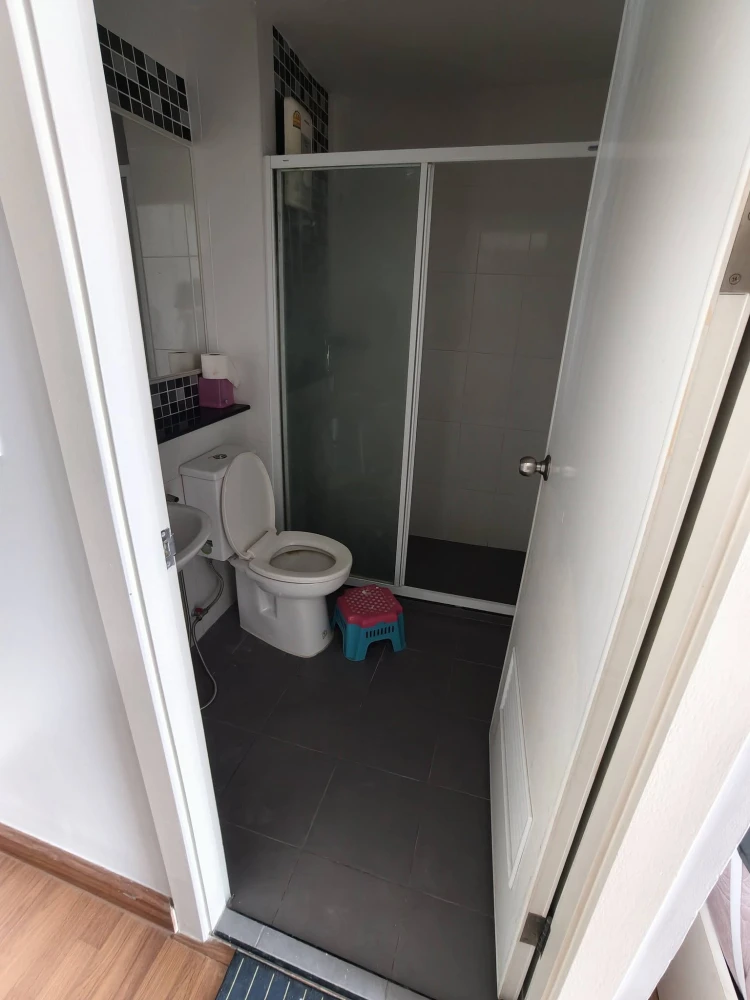 For Sale: Regent Home 18 Chaeng Watthana-Lak Si, Building F, 12th Floor. This is a combined unit offering a very spacious layout—comfortable and airy.