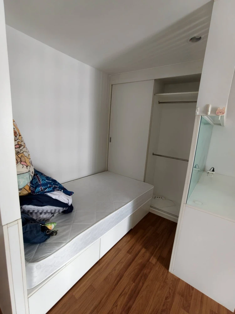 For Sale: Regent Home 18 Chaeng Watthana-Lak Si, Building F, 12th Floor. This is a combined unit offering a very spacious layout—comfortable and airy.