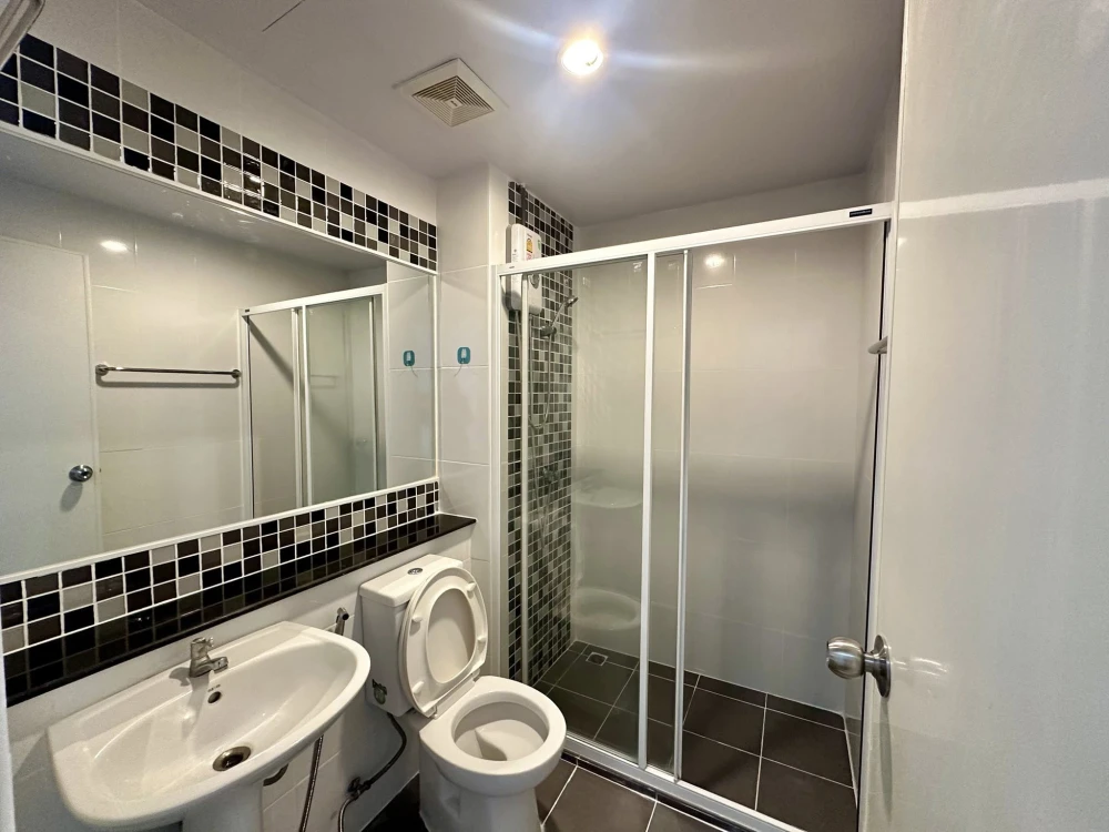 For sale: Regent Home 25 Tiwanon, 1 bedroom, 1 bathroom, fully furnished, ready to move in.