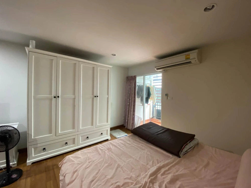 Selling Regent Home 25 Tiwanon, 3rd floor unit. Fully furnished, pool access. Don't miss out!