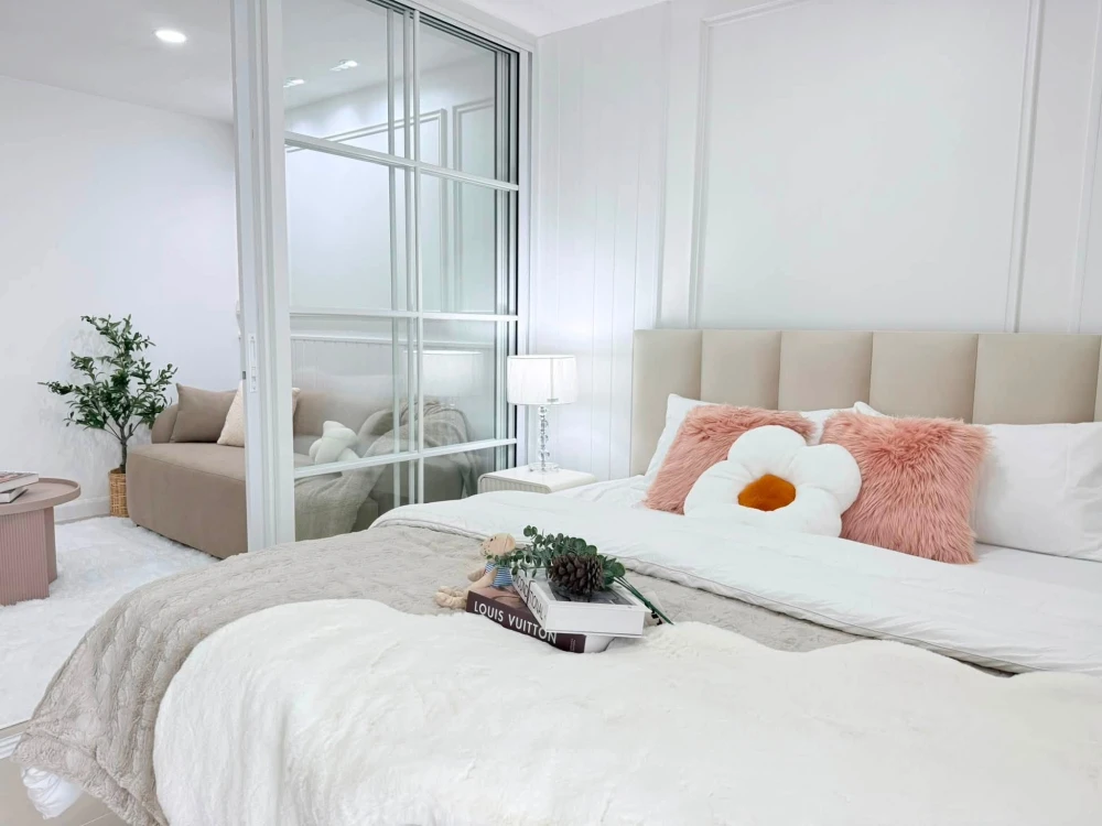 Selling Regent Home 6/2 Prachachuen. Beautifully decorated minimalist-style unit with complete furnishings. Just bring your bags and move in! images