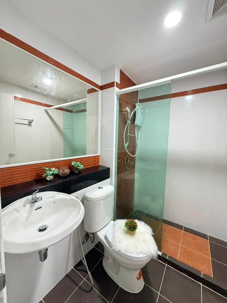 Selling Regent Home 6/2 Prachachuen. Beautifully decorated minimalist-style unit with complete furnishings. Just bring your bags and move in!