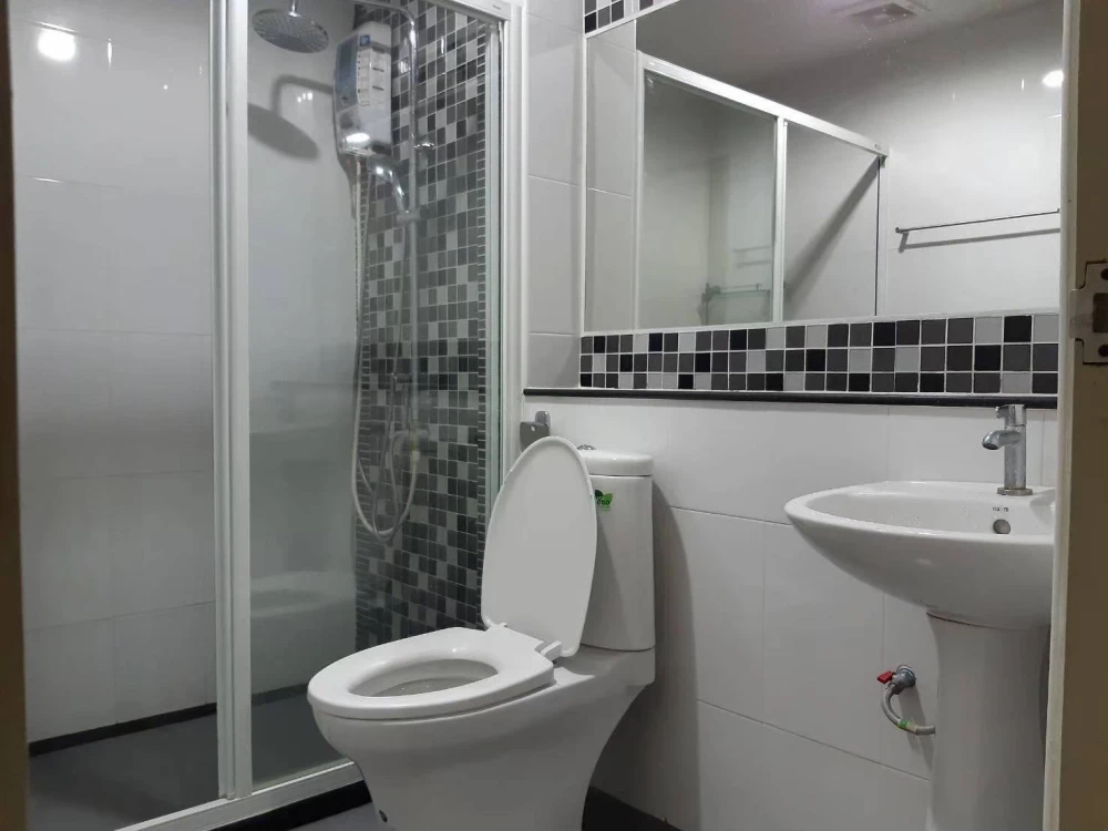 Selling Regent Home 9 Sukhumvit 64, ready-to-move-in unit with full furnishings. Spacious and comfortable. Book now!