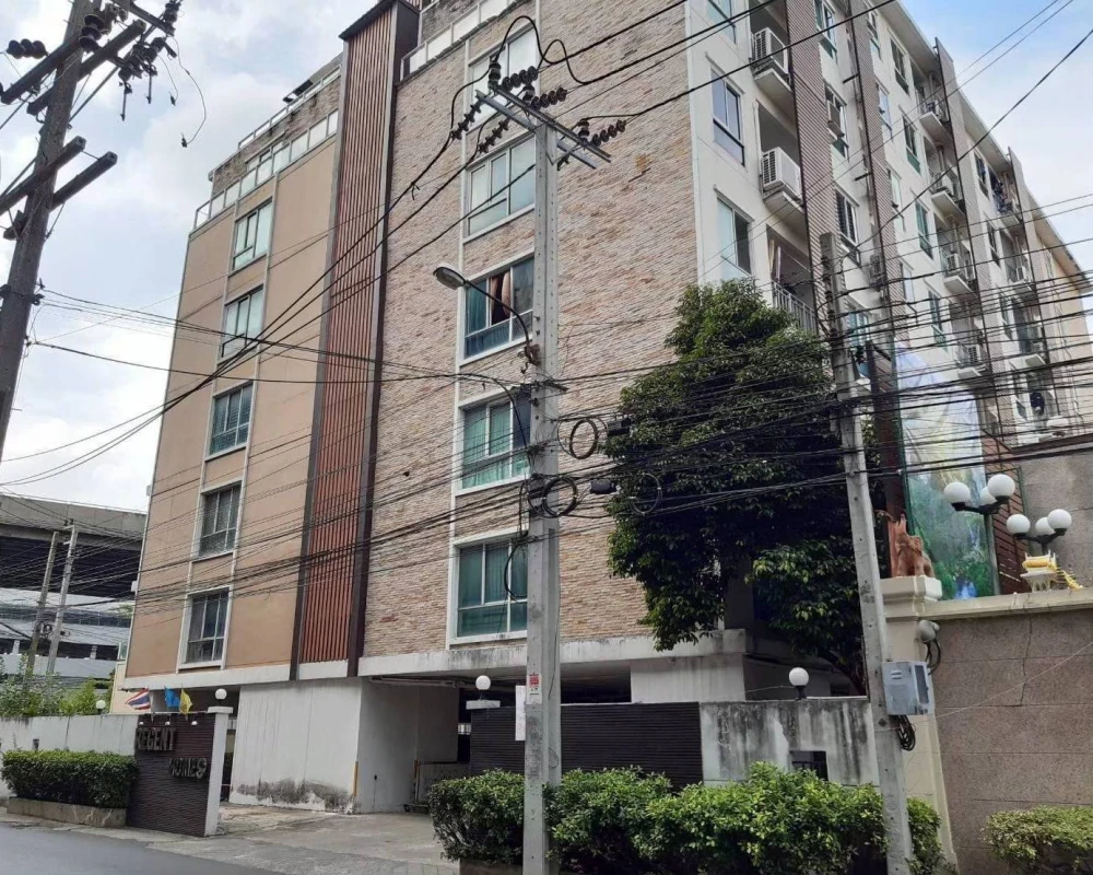 Selling Regent Home 9 Sukhumvit 64, ready-to-move-in unit with full furnishings. Spacious and comfortable. Book now!