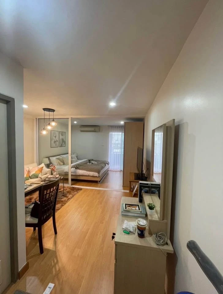 Selling Regent Home IV Sukhumvit 85. Beautifully decorated unit with a consistent color scheme. Great location, convenient transportation. Book now!