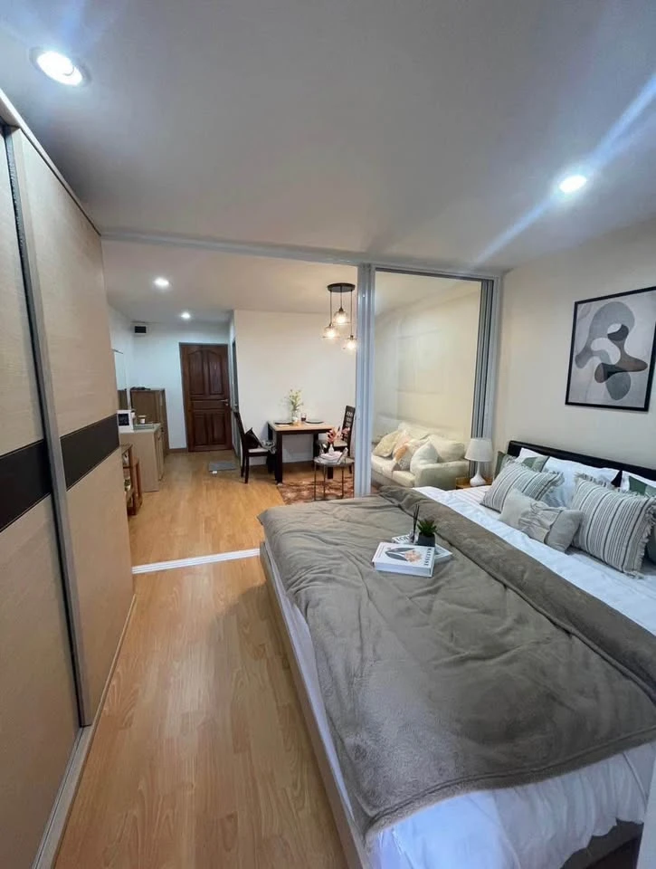 Selling Regent Home IV Sukhumvit 85. Beautifully decorated unit with a consistent color scheme. Great location, convenient transportation. Book now!