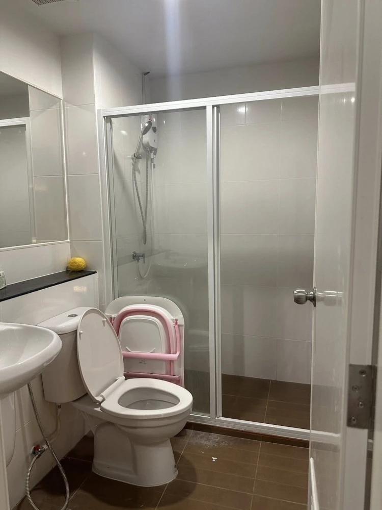 For sale: Regent Home Sukhumvit 97/1, Building B, 6th floor, decorated with simple, luxurious built-ins throughout the room. Don't miss out!