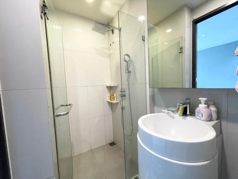 Selling a Rhythm Asoke condo, 29th floor. A lovely unit, fully furnished. Book now!