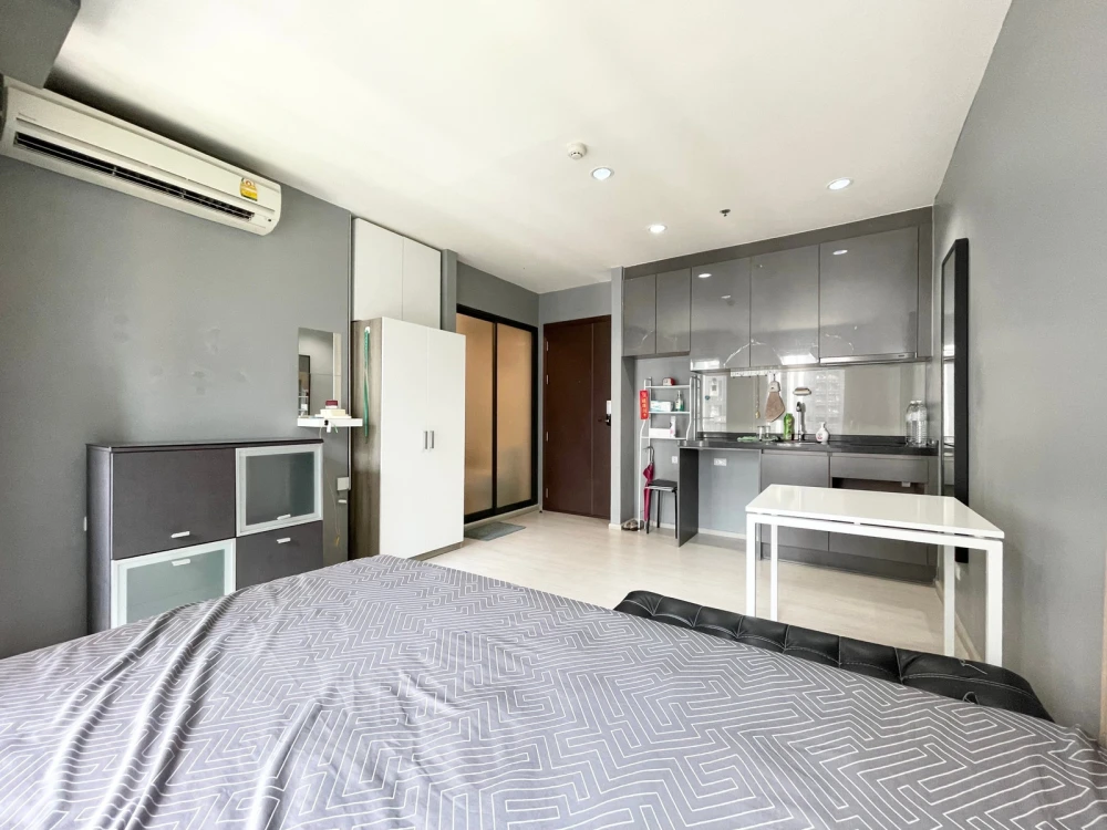 Selling a Rhythm Asoke condo, 29th floor. A lovely unit, fully furnished. Book now!