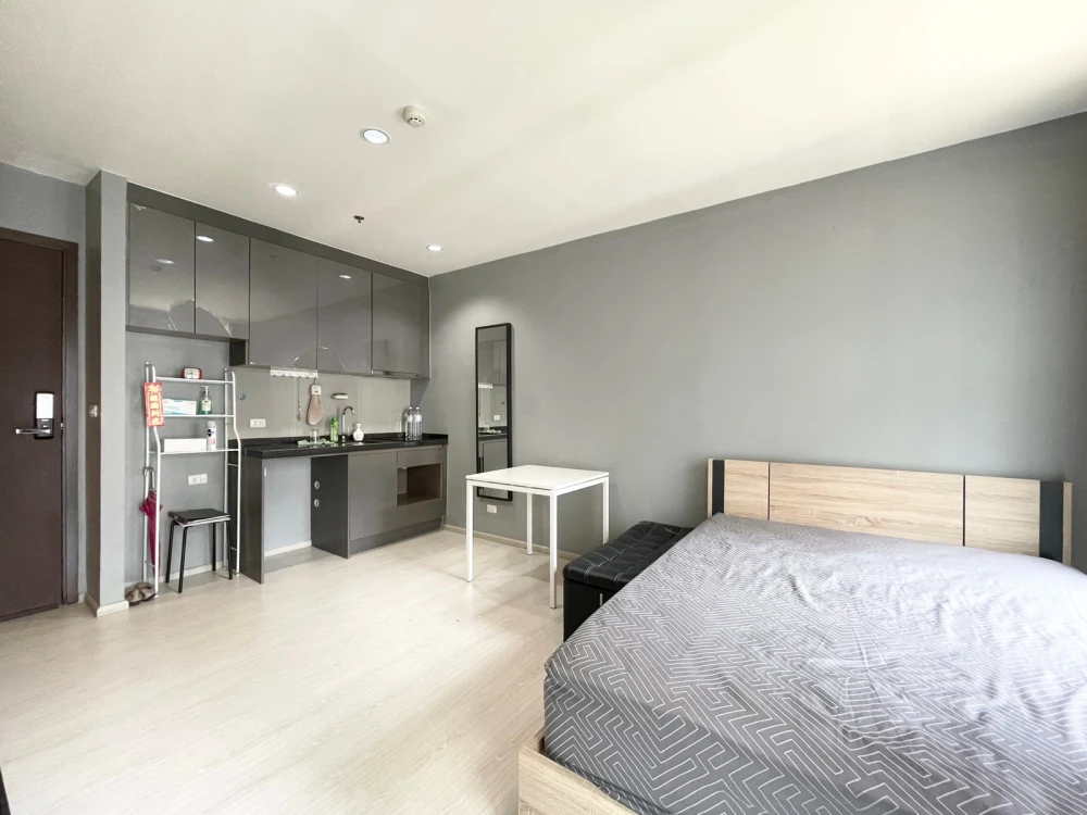 Selling a Rhythm Asoke condo, 29th floor. A lovely unit, fully furnished. Book now!