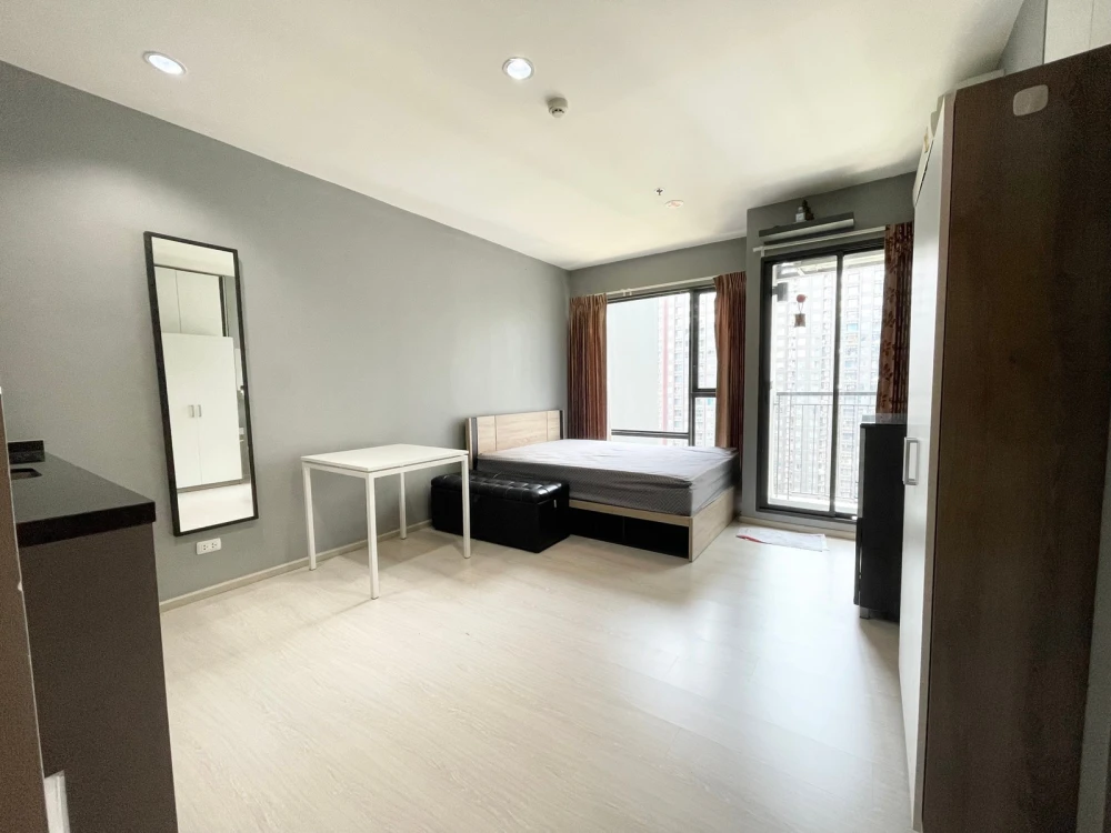 Selling a Rhythm Asoke condo, 29th floor. A lovely unit, fully furnished. Book now!
