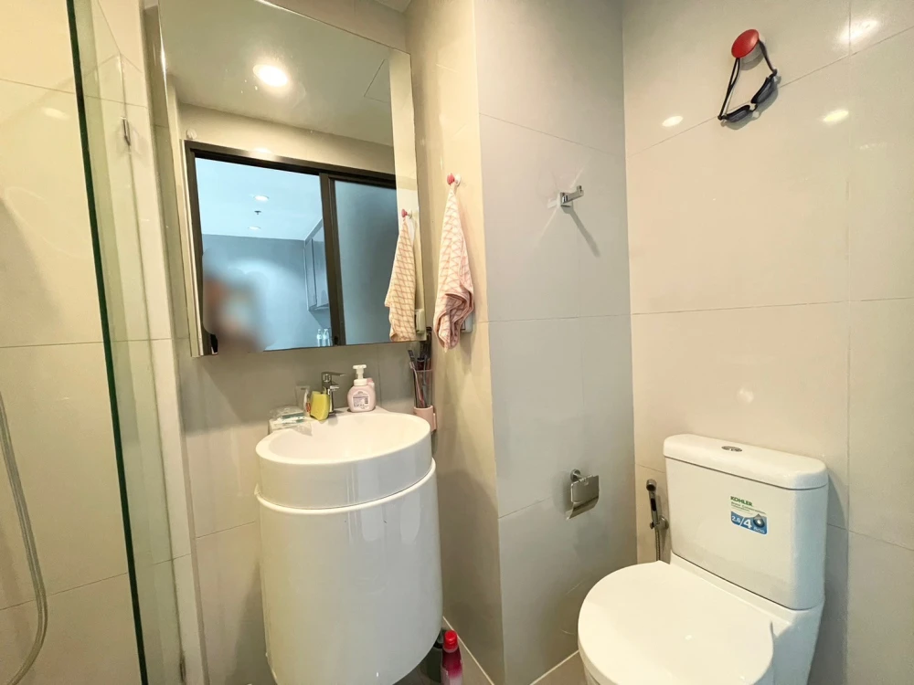 Selling a Rhythm Asoke condo, 29th floor. A lovely unit, fully furnished. Book now!