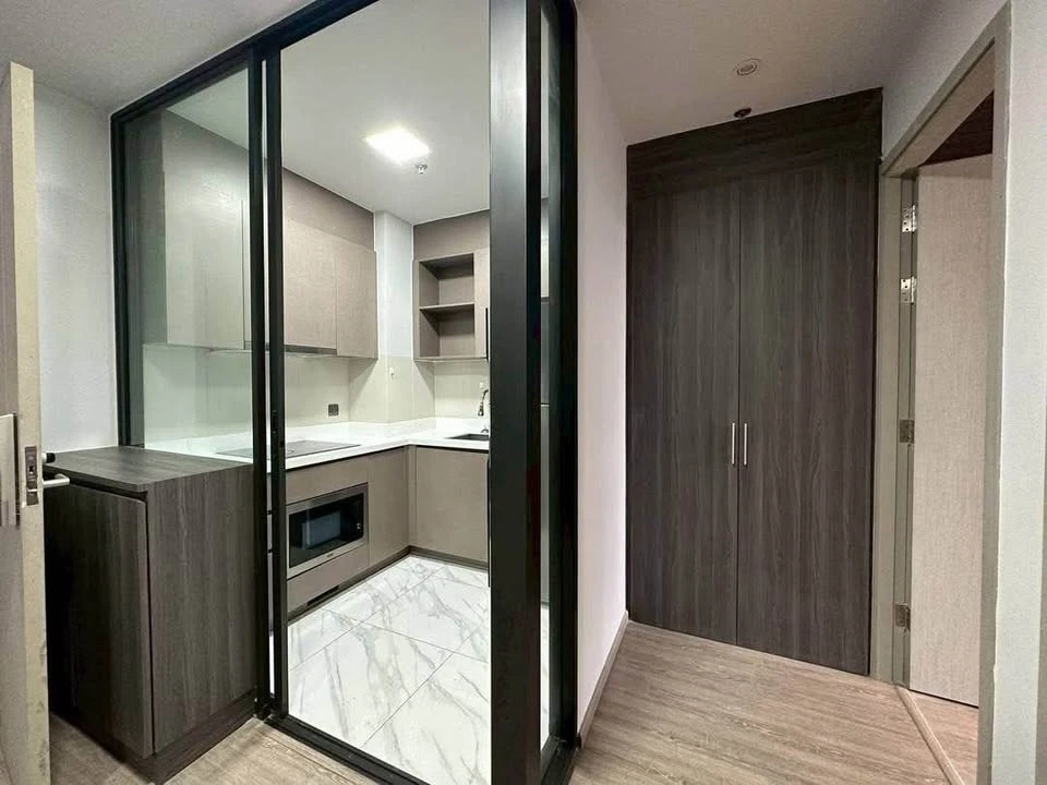 For sale: Rhythm Ekkamai, 8th floor, beautiful view, airy, open. Interested in owning one? Hurry and reserve now!