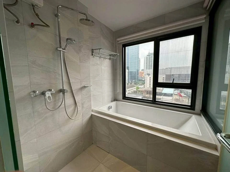 For sale: Rhythm Ekkamai, 8th floor, beautiful view, airy, open. Interested in owning one? Hurry and reserve now!