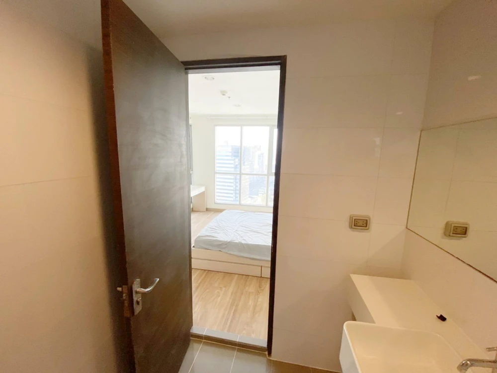 For sale: RHYTHM RATCHADA, high floor, special corner room, no one to disturb, large size, spacious, perfect in every corner, you can't miss booking.