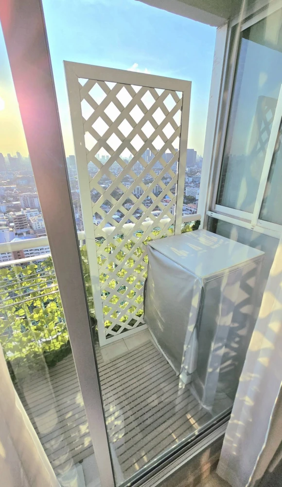 Selling a beautiful unit at Rhythm Ratchada, 29th floor. Ready to move in immediately. Unobstructed city view, high floor, great atmosphere. Book now!